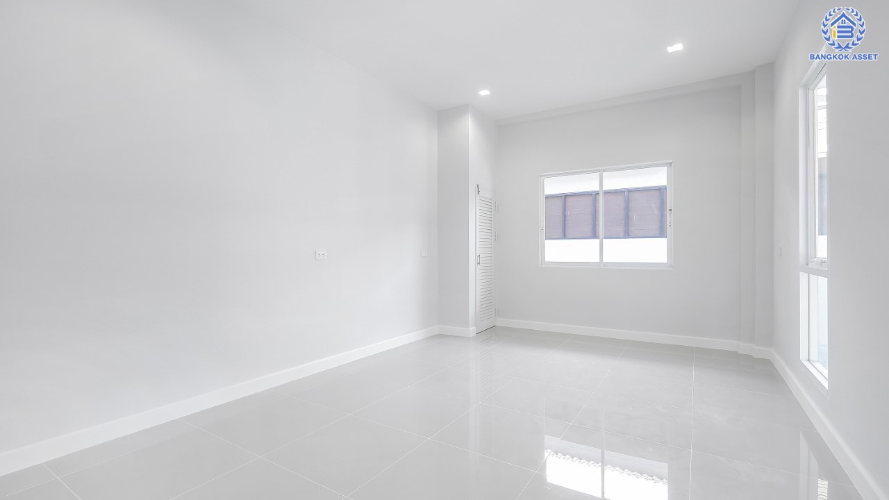 บ้านมือสองตกแต่งใหม่ ม.มณีรินทร์พาร์ค รัตนาธิเบศร์-ท่าอิฐ แบรนด์ Property Perfect เนื้อที่ 71.3 ตร.ว. ฟังก์ชัน 4 ห้องนอน 3 ห้องน้ำ 1 ห้องอเนกประสงค์ จอดรถได้ 4 คัน บนทำเลศักยภาพ เชื่อมต่อทั้ง ถ.รัตนาธิเบศร์ และถ.ราชพฤกษ์ ใจกลาง 2 เซ็นทรัลฯ  ใกล้ทางด่วนงามวงศ์วาน และเพียง 10 นาที ถึงรถไฟฟ้า "สถานีบางรักน้อยท่าอิฐ"